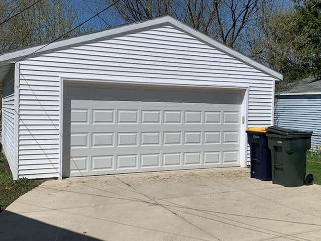 Building Photo - West Allis 3 bedroom 1 bath 2.5 car garage