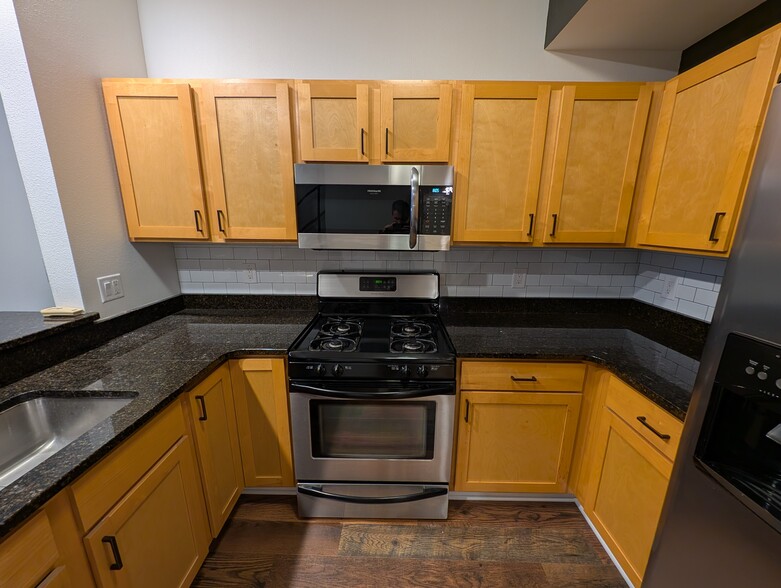 Building Photo - 2121 S Kinnickinnic Ave