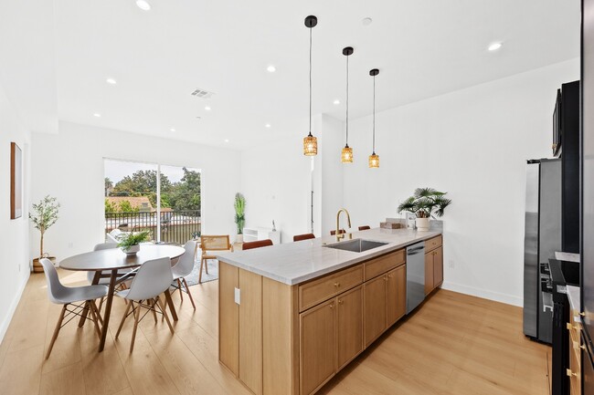 Building Photo - Bright and Spacious Newly Renovated Townhome | 5 Bedroom | 5 Bathroom | Parking Included