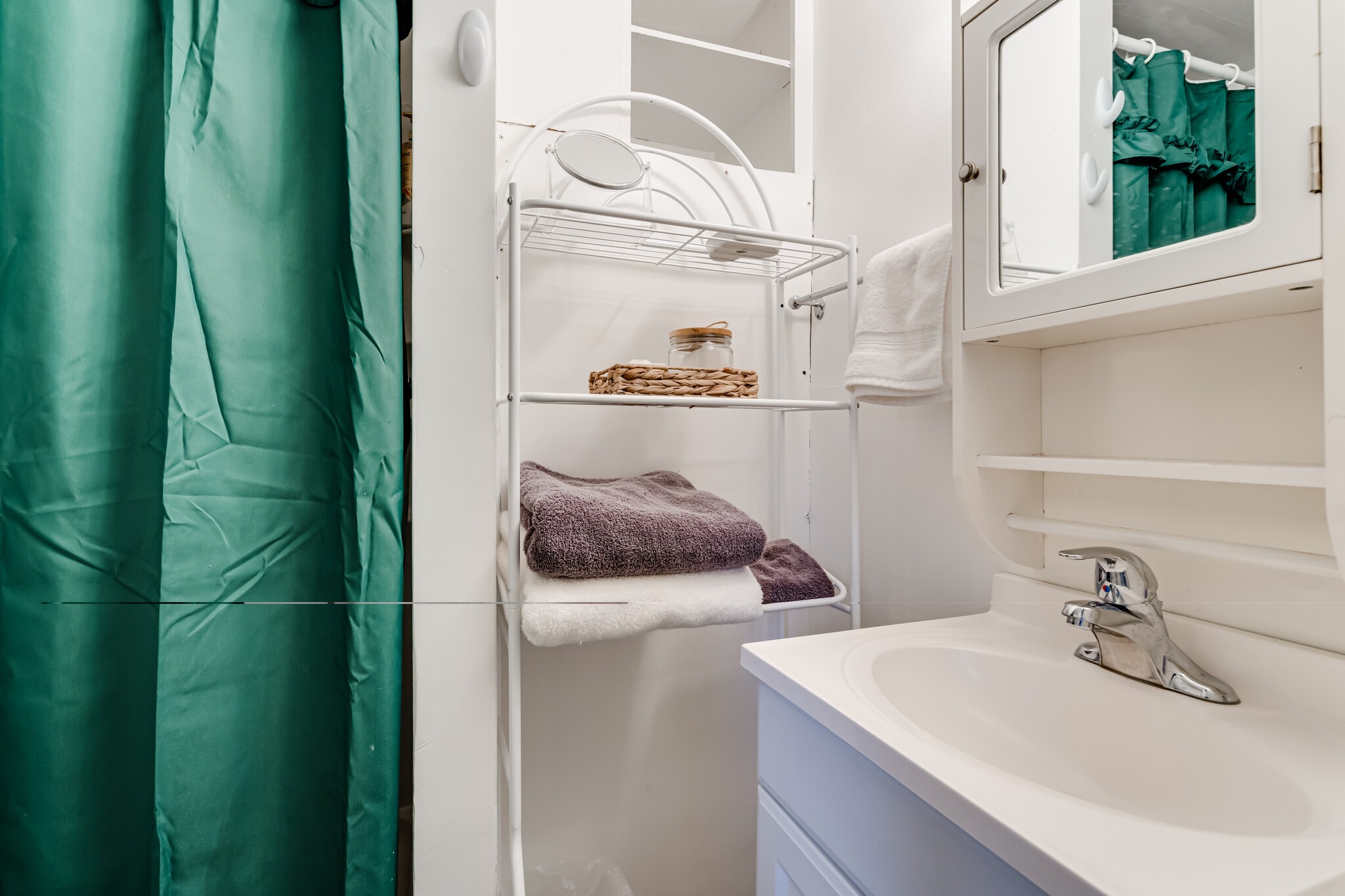 Building Photo - 729 E 18th Aly