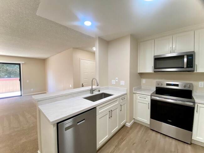 Building Photo - Beautifully Updated 2-Bedroom Condo! - Warm Springs!