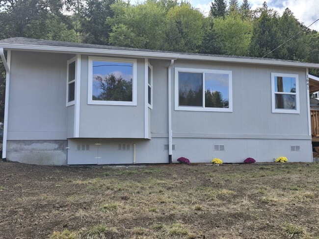 Building Photo - 1641 SE Marsters Ave