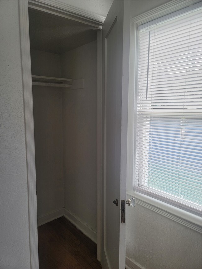 Building Photo - 1920 Binz St