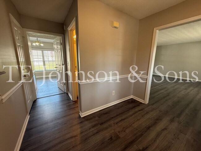 Building Photo - Spacious 4 Bedroom Home with Modern Comfor...