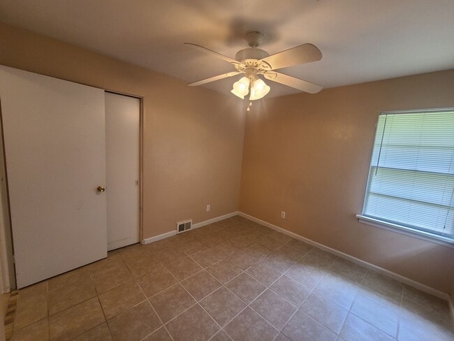 Building Photo - 3 Bedroom House in Normal