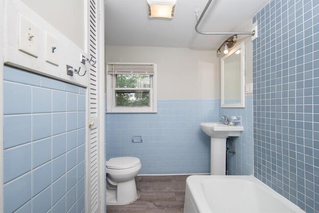 Building Photo - 614 Hoosick St