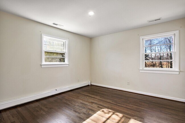 Building Photo - Spacious 3 Bed 2 Bath Rancher Available NOW