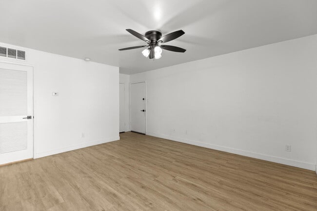 Building Photo - 302 E Monte Vista Rd