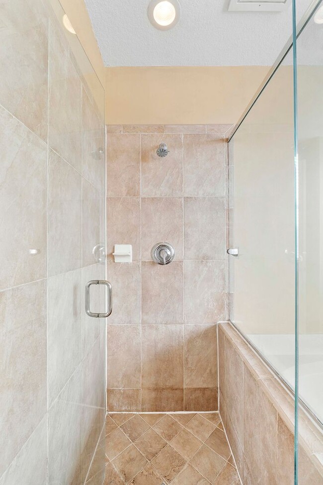 Building Photo - LARGE 3-bed, 3-bath townhome with 2-car ga...