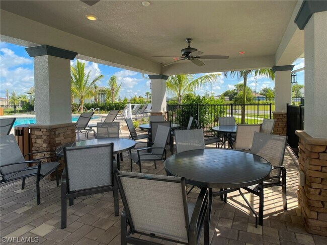 Building Photo - 715 Heather Lk Ave