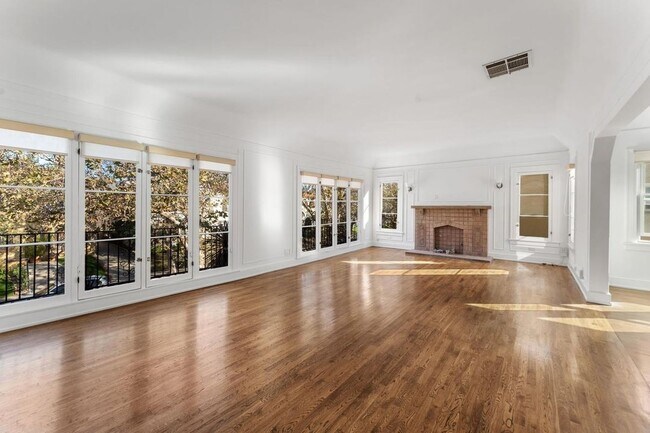 Interior Photo - 175-181 N. Sycamore Avenue,