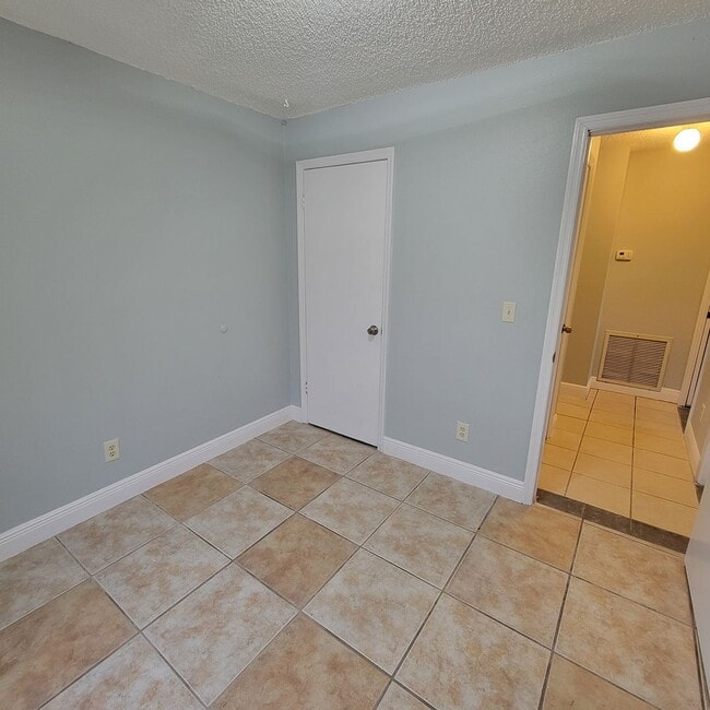 Building Photo - Charmin 3/1 Duplex In Groveland FL