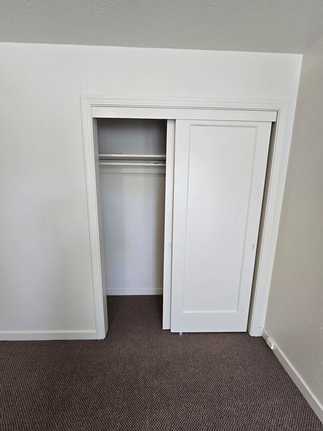 Building Photo - Upstairs apartment in downtown Santa Rosa!