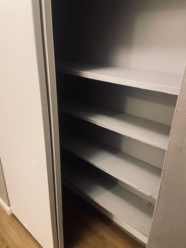 Building Photo - 3 Bedroom, 1 Bath House w/Attached Garage and Fenced Yard