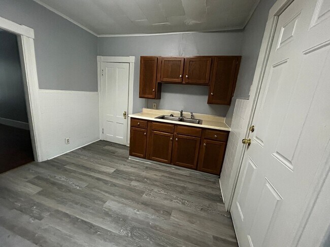 Building Photo - MOVE IN READY! $1400 - Studio / 1 Bath Apartment in Downtown Manchester with All Utilities Included