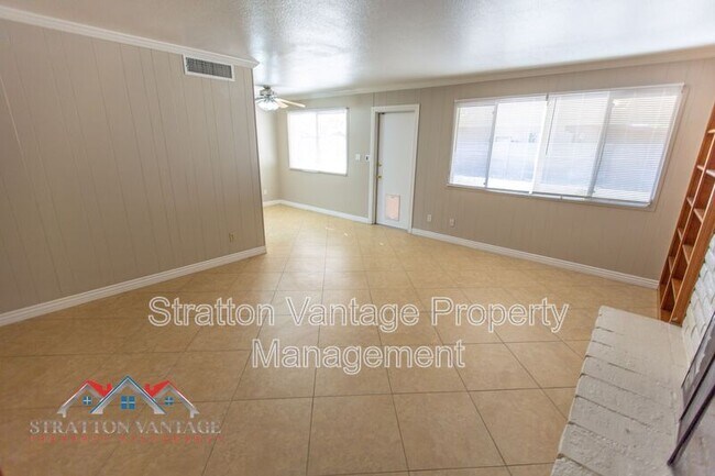 Building Photo - 704 E La Jolla Dr