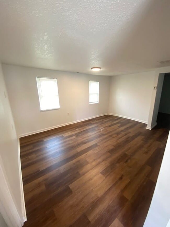 Building Photo - Beautifully upgraded studio unit