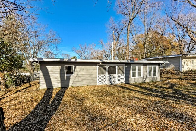 Building Photo - 4 Redwood Dr