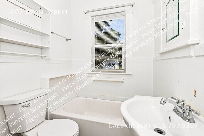 Building Photo - 1807 Krom St