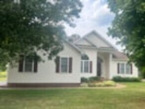 Building Photo - Great Floorplan, Great Location!