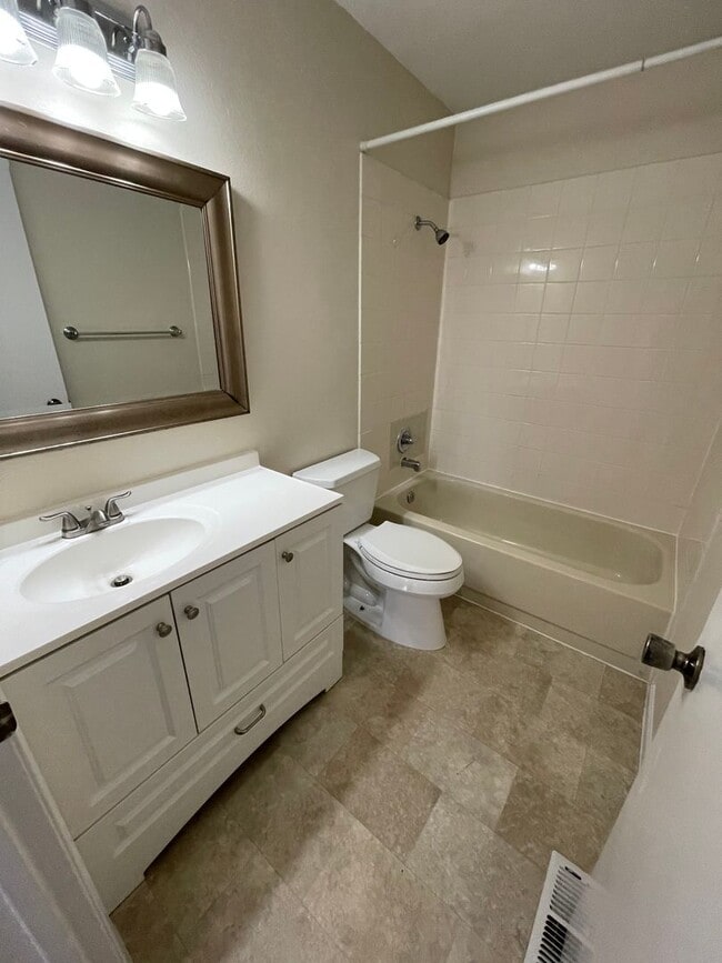 Building Photo - 3 Bedroom Home in South Anchorage!