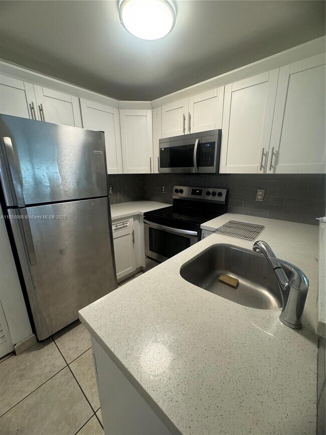 Building Photo - 2705 W 64th Pl
