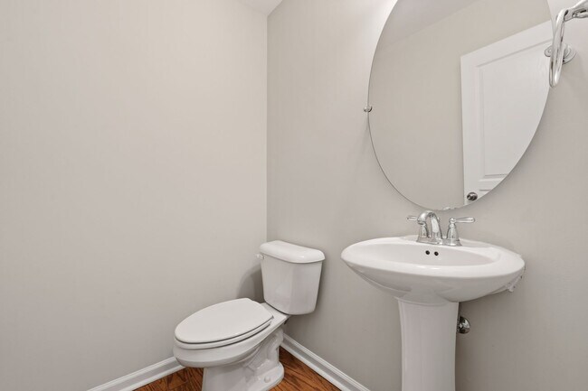 Building Photo - 3 Bedroom Townhouse in Braddock Park Community - Available May 8!