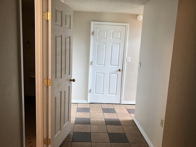 Building Photo - 2 WEEKS FREE RENT! Mini Mansion in Salmon ...
