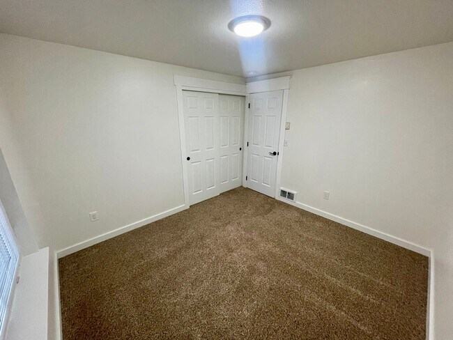 Building Photo - Charming 4-Bedroom with Open Floor Plan & ...