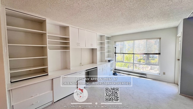 Primary Photo - Beautiful studio on the third floor with w...