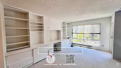 Building Photo - Beautiful studio on the third floor with w...
