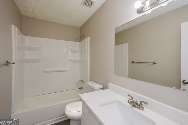 Building Photo - 4585 Old Lake Dr