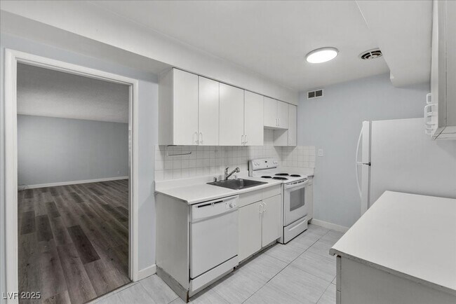 Building Photo - 1700 Rexford Dr