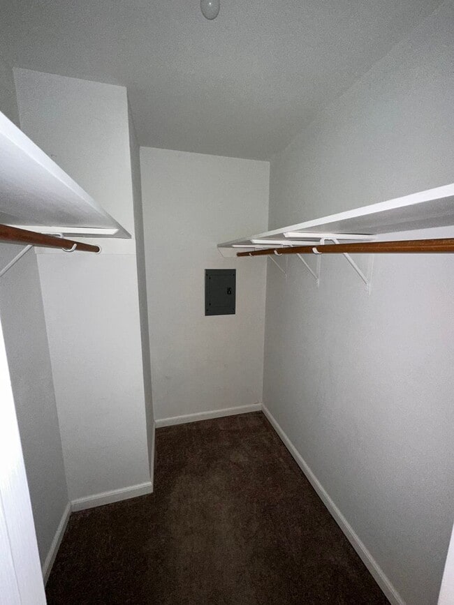 Building Photo - 424 Longmeadow Dr