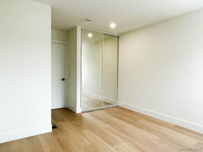 Building Photo - 1093 N Vulcan Ave