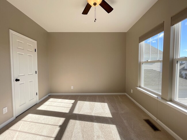 Building Photo - Spectacular 4 Bed 3.5 Bath Townhouse In Br...
