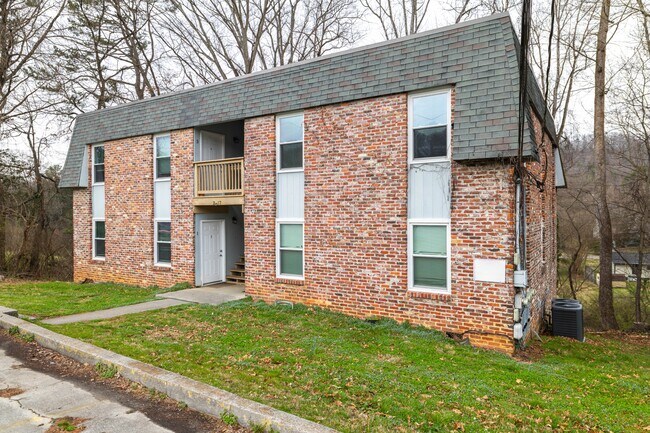Building Photo - 2817 Colt Dr NE