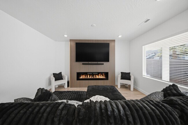Building Photo - Extra Space, Extra Comfort! 5 Bedroom Home With Bonus Den in Long Valley!