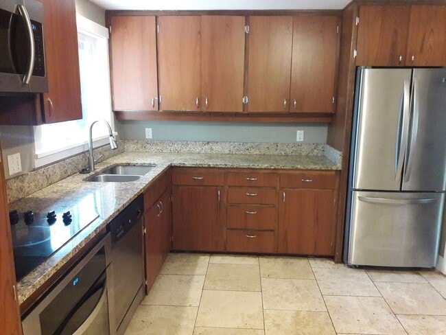 Building Photo - 4 Bedroom 3 Bathroom South Hills home Near...