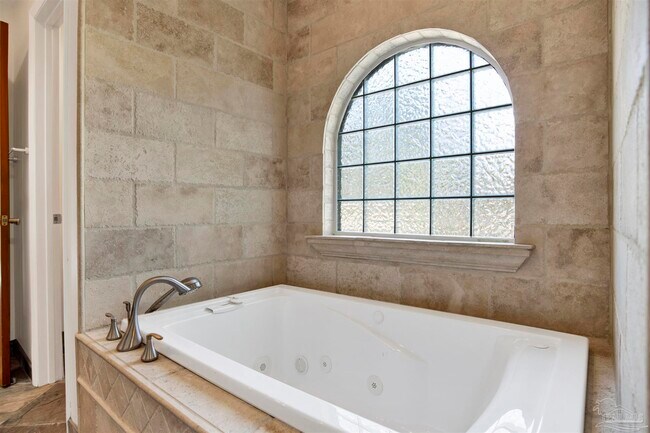 Building Photo - 525 Lakewood Rd