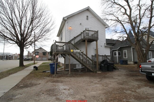 Building Photo - Large refurbished 3 Bedroom Upper