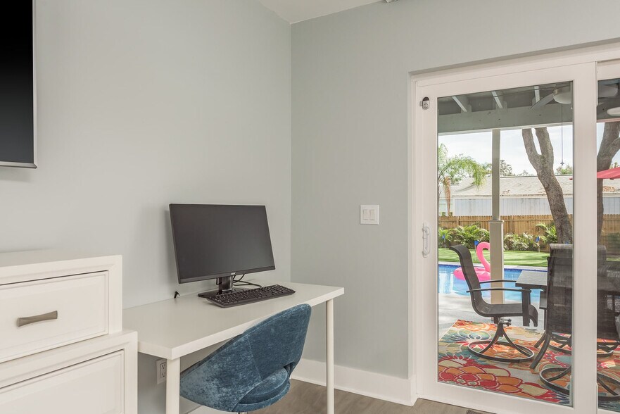 Building Photo - 1417 Poinsettia Ave