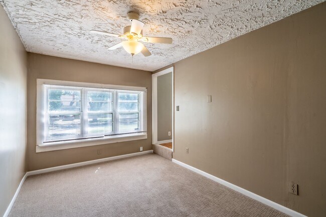 Building Photo - 2 Bed 1 Bath With Bonus Room in Tulsa