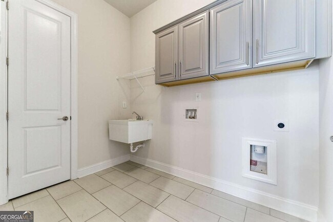 Building Photo - 2025 Abbey Rd