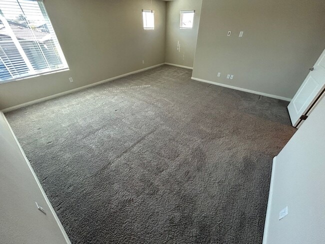 Building Photo - Gorgeous two-story home with 5 bedrooms and 3 bathrooms in a gated community