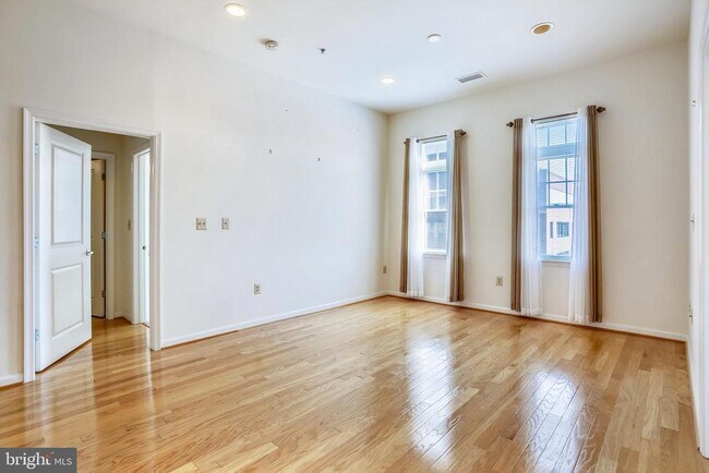 Building Photo - 309 Holland Ln