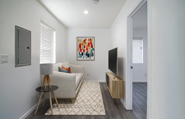 Building Photo - Sleek 1 bed/1 bath apartment near downtown...
