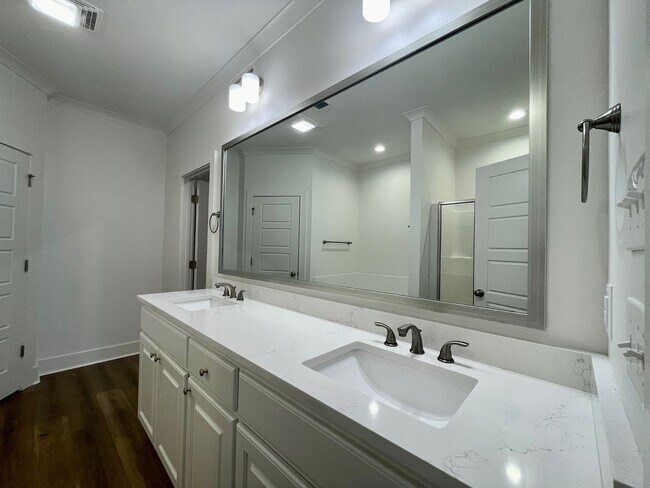 Building Photo - 9135 Southlawn Dr