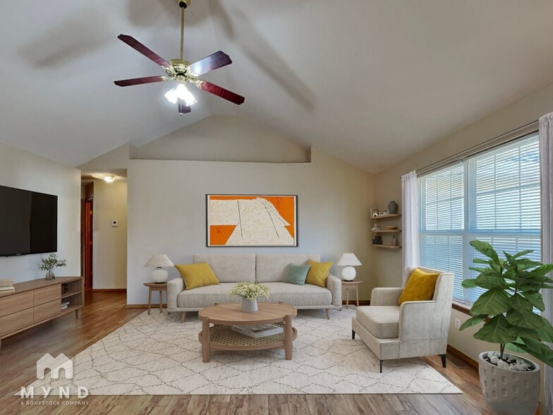 Building Photo - 701 N Pinewood Ave