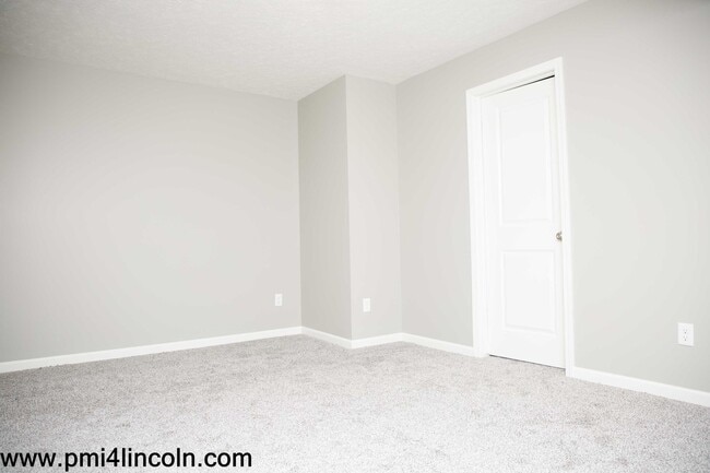 Building Photo - 9800 S 72 St – 5 beds/3 baths/ 3-stall